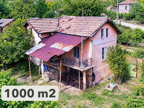 Maison de 100 m² sur un terrain de 1500 m², en Bulgarie centrale, à 16 km de la ville de Cherven Bryag.