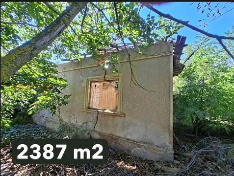 Maison démolie de 80 m², terrain de 2387 m², à 15 km de la mer