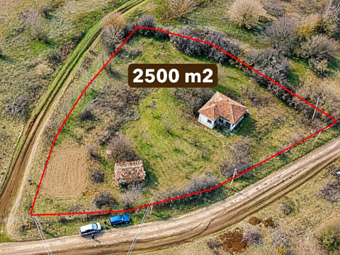 Дом с 2 спальнями под ремонт, участок 1830 кв.м, Добричский район