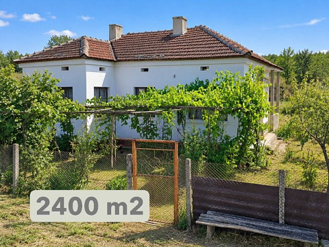 Дом с 2 спальнями, участок 2400 кв.м, 33 км до моря, курорт Альбена.