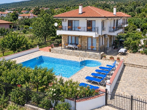 Maison meublée de 155 m² avec 3 chambres et piscine, terrain de 450 m², village de Saugt-After, à 20 km de la mer