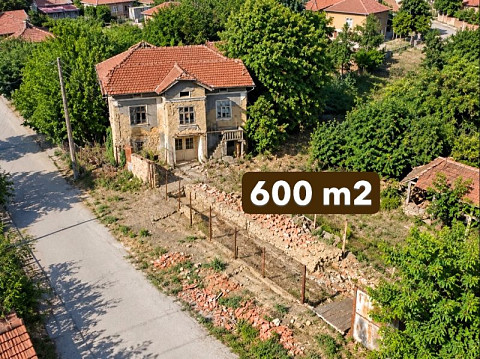 Дом площадью 80 кв.м., требующий ремонта, земельный участок 600 кв.м., 25 км до города Ловетч.