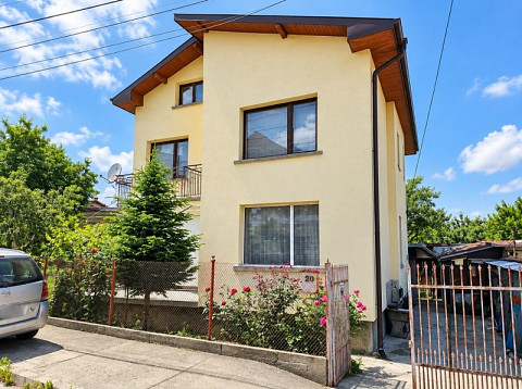 Дом площадью 220 кв.м, участок 750 кв.м, в небольшом городке.