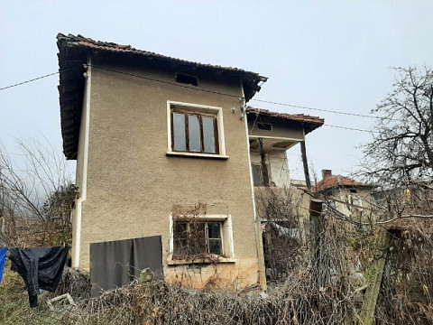 Ancienne maison de campagne avec grange et terrain dans un village de montagne tranquille