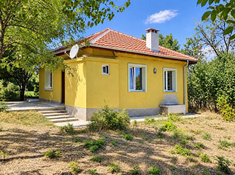 Maison rénovée de 60 m² avec 2 chambres, terrain de 912 m², village recherché, à 25 km de la mer