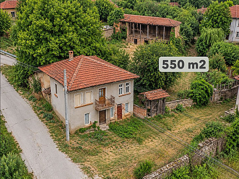 Дом 90 кв.м, участок 550 кв.м, 12 км до города Ловеч.
