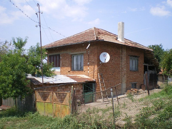Maison en brique de 100 m² avec 4 chambres, salle de douche, terrain de 900 m², à pied du Danube