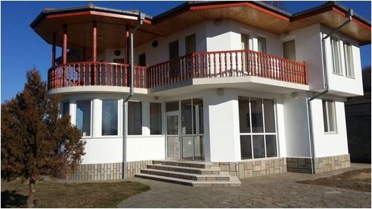 Villa 220 m² avec piscine, 3 chambres, jardin 1900 m², dans les montagnes des Rhodopes,