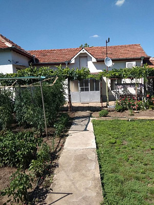 Deux maisons rénovées sur un même terrain – Propriété prête à emménager avec jardin de 2 000 m², province de Pleven