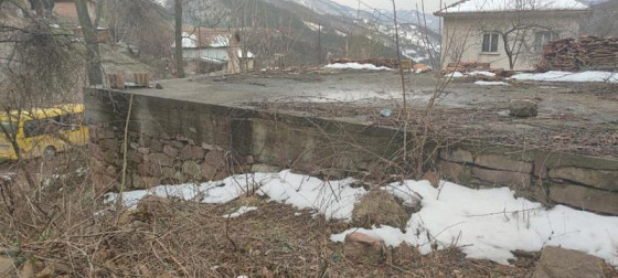 480 кв.м. Двор с фундаментом дома в живописной горной деревне в области Враца, Болгария