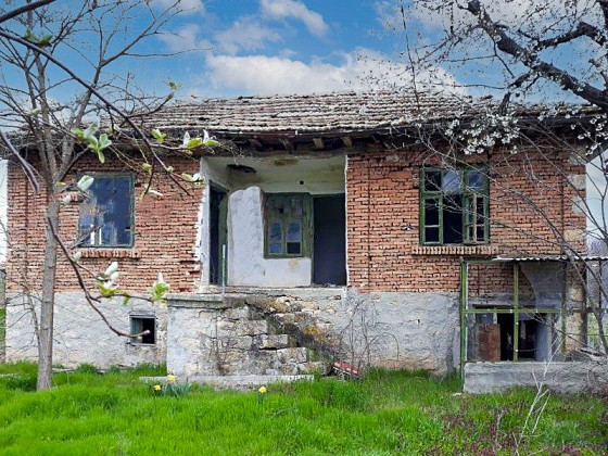 old house for complete refurbishment, 2300 sq.m. land, 50 km from Varna