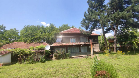 Propriété de village ensoleillée avec une maison de 3 chambres et 950 m². Cour à 40 km de Vratsa