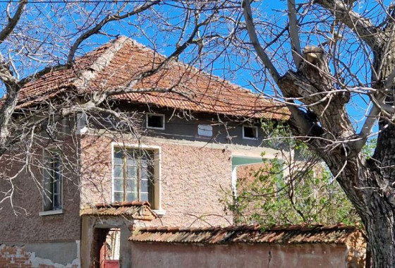 Maison de village massive de plain-pied avec une cour de 1100 m². 30 km de Vratsa, Bulgarie