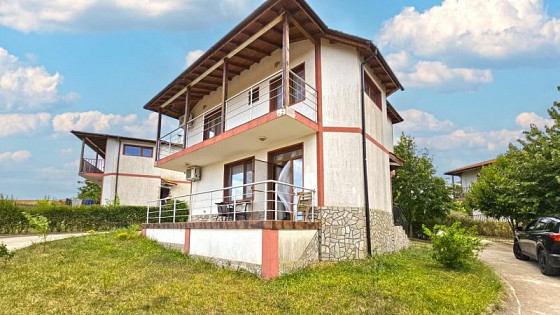 Maison meublée de 130 m² sur 2 étages, terrain de 220 m², petit complexe fermé, piscine, à 10 km de Sunny Beach