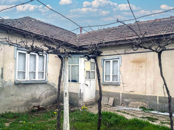 Дом 110 кв.м. под ремонт, участок 2802 кв.м., окраина села, 5 км до моря.
