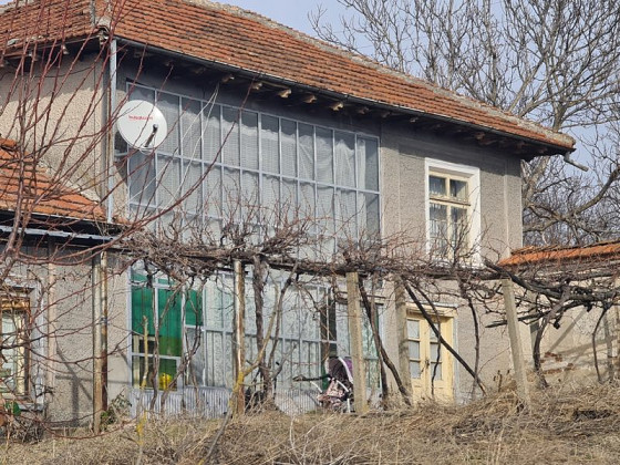 Недвижимость расположена на окраине села Кацелово, в высокой части села с открытым видом. Сад 1900 кв.м. Двухэтажный дом и хозяйственные постройки