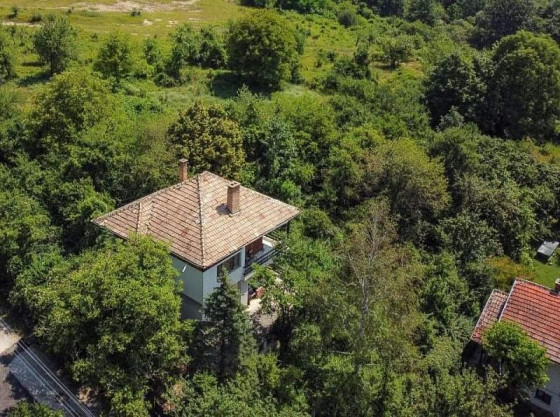 Grande villa de 3 étages avec cour et vue panoramique dans un village de montagne à 1 h de Sofia
