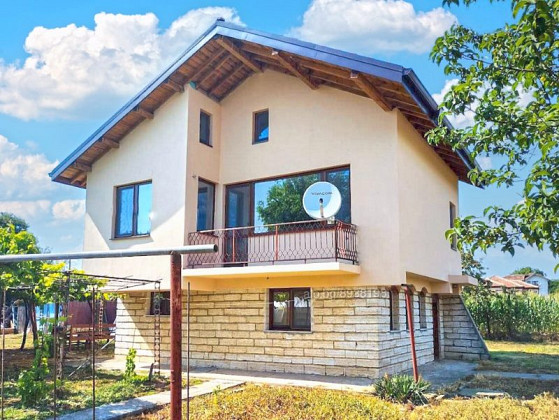 Two houses, one is renovated, 2400 sqm land, 40 km to sea
