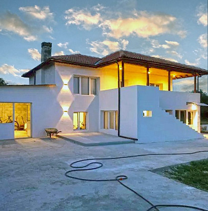 Maison en pierre rénovée de 130 m² sur 2 étages, terrain de 850 m², à 30 km de la mer