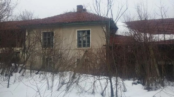 Maison de Village sur 2 étages avec une cour de 1218 m². et bâtiments supplémentaires à 48 km de Gabrovo