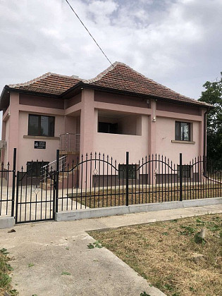 Maison de village entièrement meublée et prête à emménager avec un terrain de 2300 m². Cour, à 140 km de Sofia