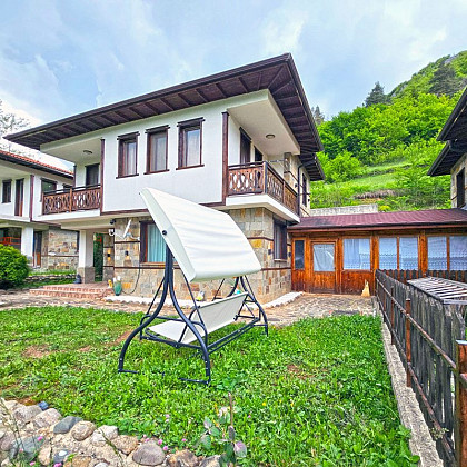 Maison meublée de 140 m², 2 chambres, 3 salles de bains, terrain de 340 m², petit complexe, montagne des Rhodopes