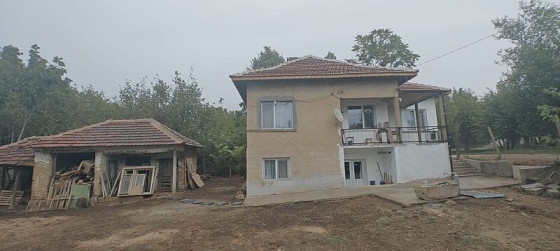 Отремонтированный 2-этажный дом с двором 1000 м2 в красивой деревне в 50 км от Монтаны