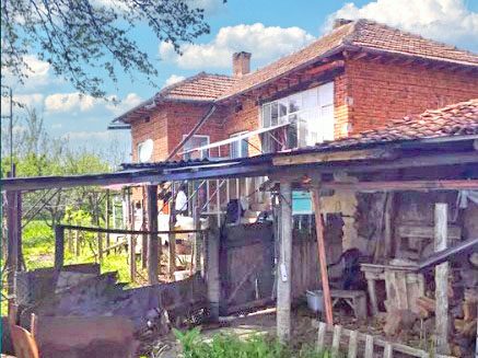 Меблированный дом площадью 150 кв.м., участок 4000 кв.м., окраина деревни, 5 км до города Главиница, 30 км до Дуная.