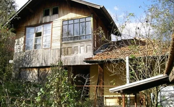 2-Storey Village House with Extra Buildings and a Private Yard, 35 km to Pernik