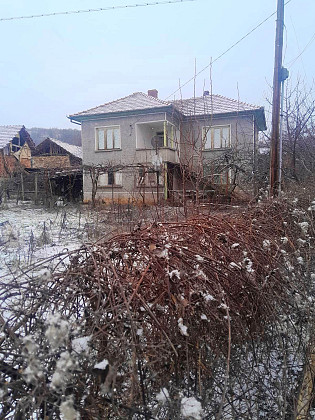 Maison de village solide à 2 étages avec cour privée et bâtiments supplémentaires dans la région de Gabrovo