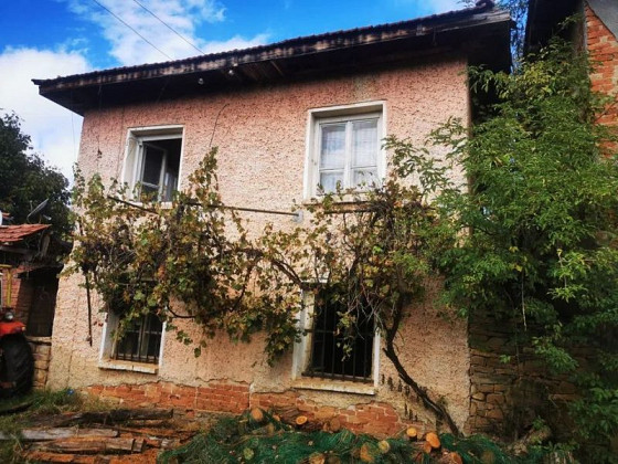 Ancienne maison de village avec vue sur la montagne et une cour de 2000 m², à 20 km de Lovech
