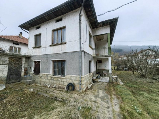 Maison massive à 2 étages avec jardin privé et vue panoramique sur les montagnes dans la ville de Teteven