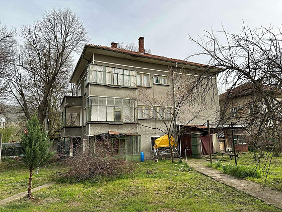 Maison solide de 3 étages avec une cour privée dans un village confortable à 38 km de Gabrovo, Bulgarie