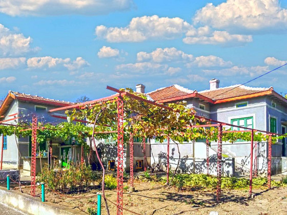 Maison de 100 m², toiture rénovée, terrain de 1200 m², à 70 km de la mer