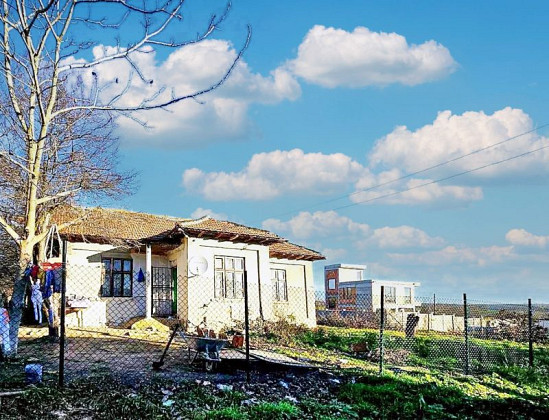 Дом площадью 55 кв.м. под реконструкцию, участок площадью 660 кв.м., привилегированная деревня, 10 км до моря