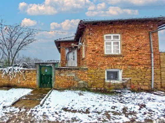 Maison meublée de 110 m² sur 2 étages, terrain de 500 m², à 10 km de la ville de Popovo, à 45 km de la ville de Targovishte