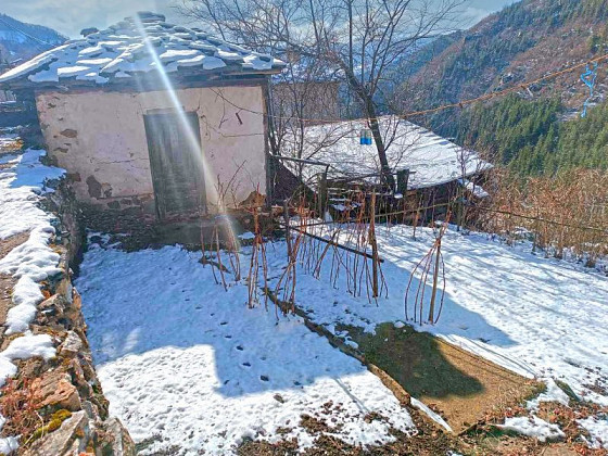 Maison en pierre de 102 m² sur 2 étages, terrain de 603 m², vue magnifique, montagne Rhodopes, à 25 km de la ville de Smolyan