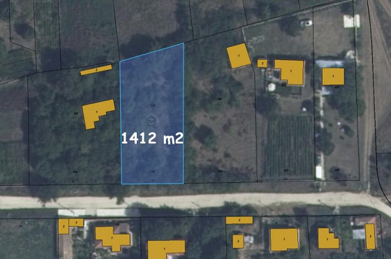 Terrain à bâtir de 1412 m², en réglementation, village recherché, à 8 km de la mer