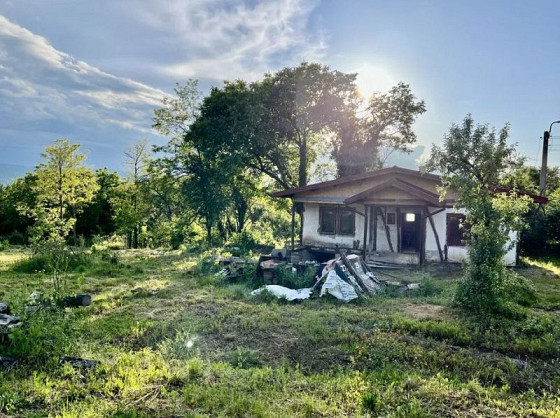 Сельский дом с частной землей площадью 3640 кв.м. в живописной деревне всего в 45 км от Софии.