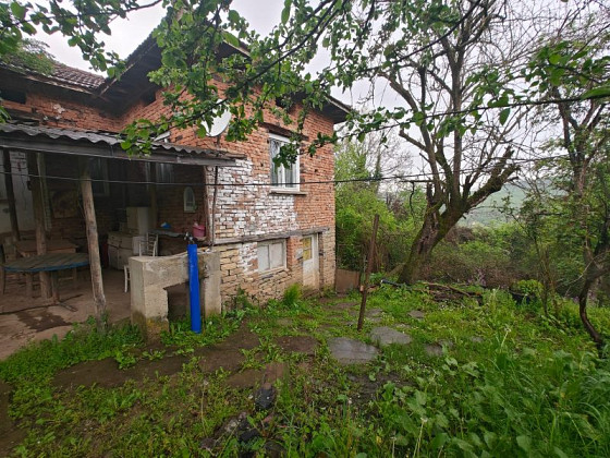 Propriété de montagne isolée avec jardin privé de 3045 m² et vues panoramiques, à 80 km de Sofia.