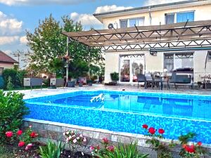 Maison meublée de 137 m², 3 chambres, piscine, terrain de 1150 m², village recherché, à 20 km de la mer