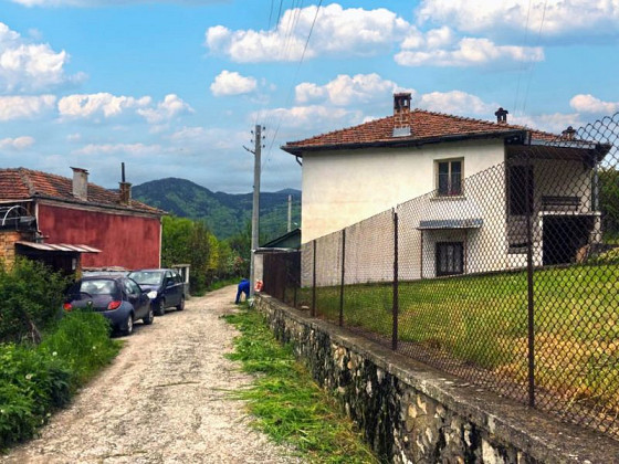 Maison de 116 m² sur deux étages, terrain de 455 m², village pittoresque, à 13 km de la ville de Devin, montagnes des Rhodoises