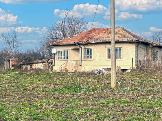 Maison de 112 m² à rénover, 3 chambres, terrain de 9615 m², à 15 km de la mer