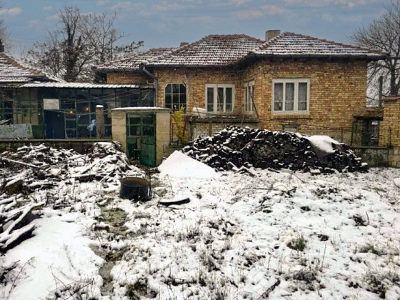 Дом площадью 140 кв.м. с 3 спальнями, участок 2140 кв.м., 12 км до города Вылчи Дол