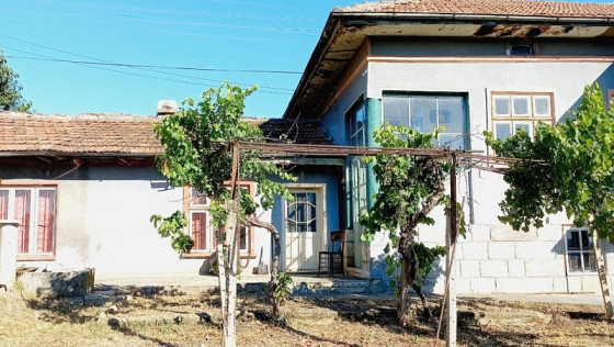 Maison de 90 m² avec 3 chambres, terrain de 1365 m², à 15 km de la ville de Razgrad