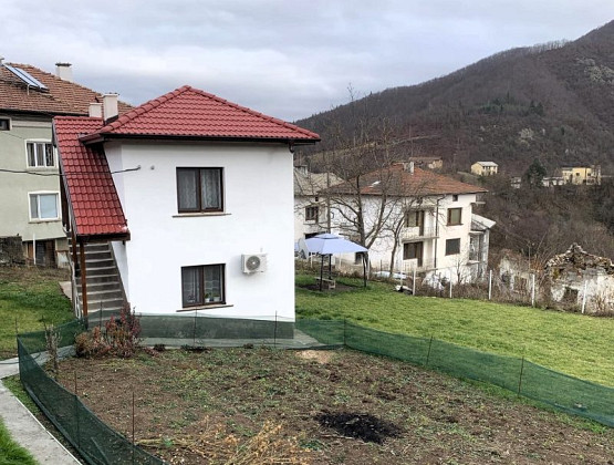 Maison rénovée de 90 m² avec 3 chambres, terrain de 600 m², montagne des Rhodopes, à 25 km de la ville de Smolyan