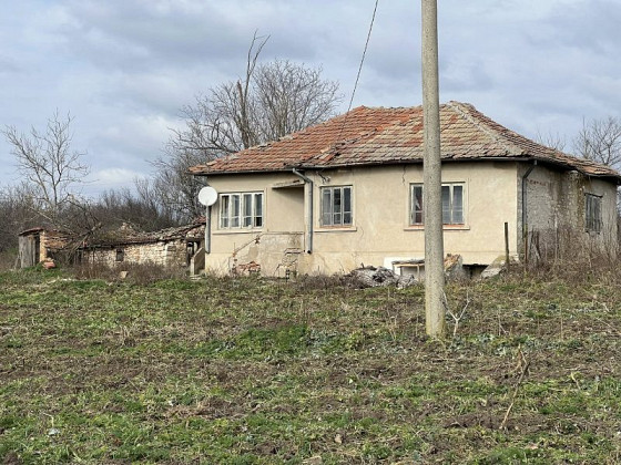 Grande propriété avec jardin privé de 9500 m² et une maison massive à seulement 15 minutes de la mer Noire