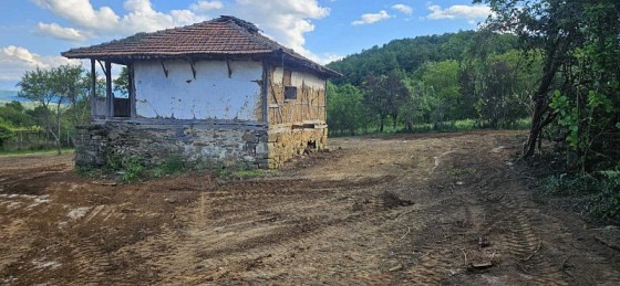Старый сельский дом с собственным садом площадью 2130 кв.м. и живописным видом, в 80 км от Софии
