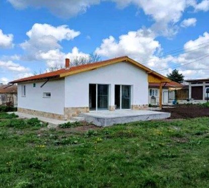 95 кв.м. новый дом с 2 спальнями, участок 1200 кв.м., 5 км до Добрича, 45 км до моря