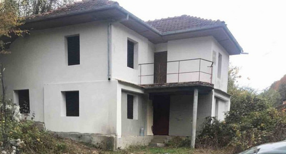 Une maison rénovée de 72 m2 et un jardin de 1758 m2 située à proximité de la célèbre station balnéaire d'Apriltsi